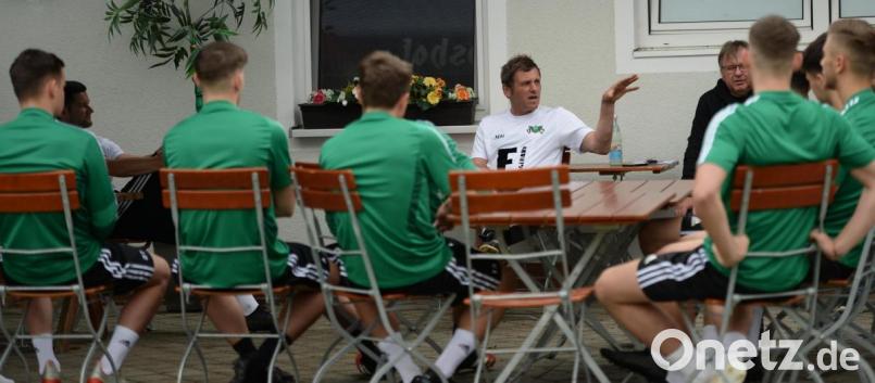 Bei einer lockeren Runde auf der Terrasse des Sportheims stimmte der Ammerthaler Trainer Michael Hutzler (weißes Shirt) seine Spieler auf die am Freitag beginnende Saison in der Bayernliga Nord ein. Bild: Andreas Brückmann