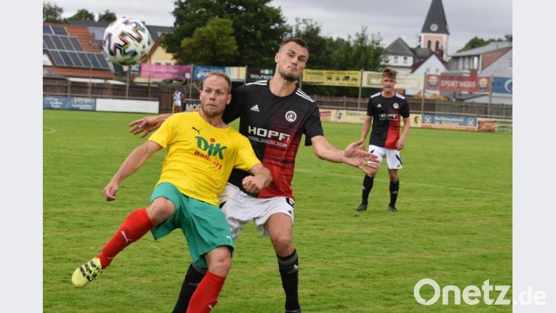 Am Sonntag startet der SV Mitterteich mit der Partie beim 1. FC Herzogenaurach in die Landesliga-Saison 2021/22. Die Generalprobe ist mit dem Sieg im Verbandspokal gegen Bayernligist DJK Don Bosco Bamberg (Szene mit Mauricio Göhlert, rechts) geglückt. Archivbild: gb