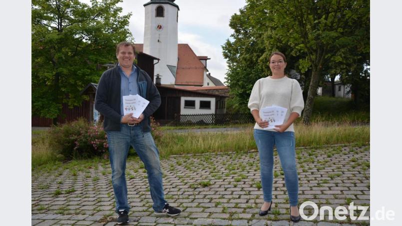 Die Jugendbeauftragten Martin Teubner und Tanja Wettinger stellten das gemeindliche Ferienprogramm vor. Bild: jr