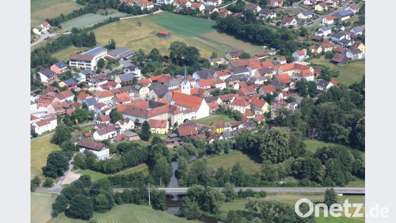 Blick aus der Luft auf den Ortskern von Schwarzhofen. Am Schwarzachtal-Kindergarten (links unten ) und an der Dr.-von-Ringseis-Grundschule (links oben) finden momentan Umbauarbeiten statt. Luftbild: akp