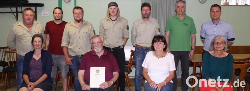 Der neue Vorstand der Ebnather Schützen mit den Geehrten (vorne, von links) Katja Enders (stellvertretende Kassiererin), Karl Pöllmann (50 Jahre), Lucia Kratzer und Anni Müller (Kassenprüferinnen) sowie (hinten, von links) Gerhard Plannerer (Vorsitzender), Alexander Fischer (Schriftführer), Sascha Plannerer (Jugendleiter), Sebastian Müller (Schießleiter), Richard Philbert (Kassier) und Hubert Putzer (stellvertretender Vorsitzender) mit Bürgermeister Wolfgang Söllner. Bild: soj