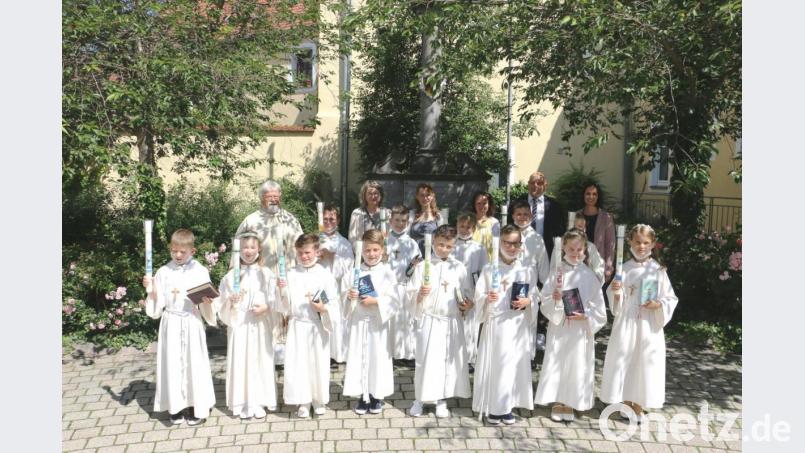 Auf dem Bild sind neben den Kommunionkindern und Pfarrer Arnold Pirner auch die Tischeltern zu sehen. Bild: exb