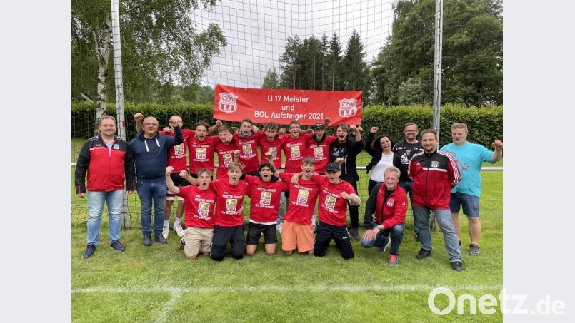 Die B-Junioren (U17) des TSV Waldershof feiern den Aufstieg in die Bezirksoberliga. Bild: TSV Waldershof/exb