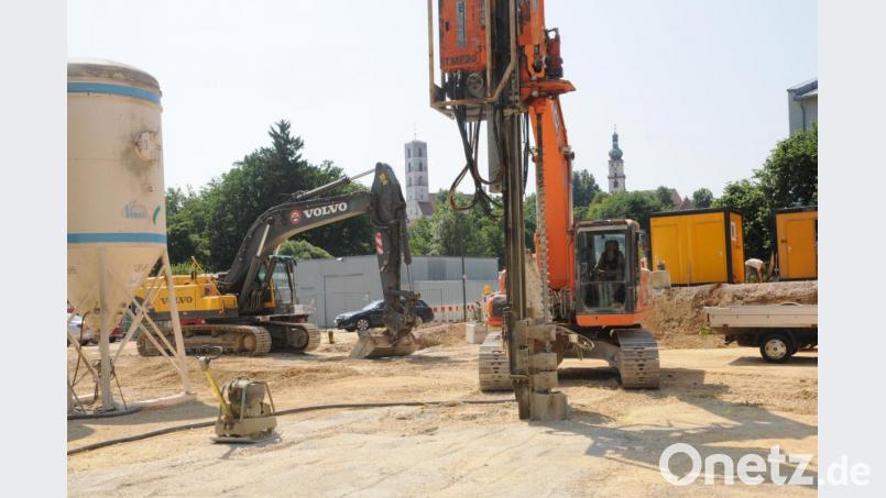 Dieser Spezialbohrer gründet mit über 6000 Betonpfählen das Fundament der neuen Halle. Bild: ige