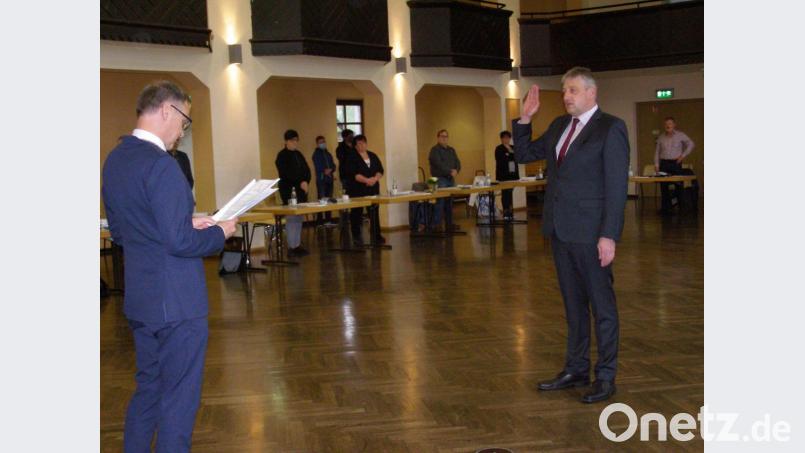 Nach der Wahl zum Dritten Bürgermeister leistete CSU-Stadtrat Markus Scharnagl (rechts) vor Bürgermeister Bernd Sommer den Amtseid. Bild: pz