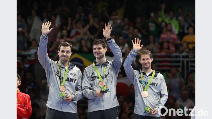 Timo Boll, Dimitrij Ovtcharov und Bastian Steger (von links), die Bronzemedaillengewinner im Tischtennis, winken 2016 ins Publikum. Die diesjährigen Medaillengewinner können sich das sparen. Es ist kein Publikum da. Bild: How Hwee Young/dpa