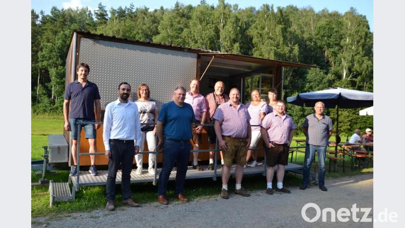 Bürgermeister Armin Bulenda (Zweiter von links) und Stellvertreter Helmut Meindl (Vierter von links) gaben mit Bauhofleiter Johann Schnupfhagn (rechts) und der Chefin des Touristikbüros Claudia Rieß (Dritte von links) den Startschuss für die Öffnung des Kiosks im Kurpark. Bild: gi