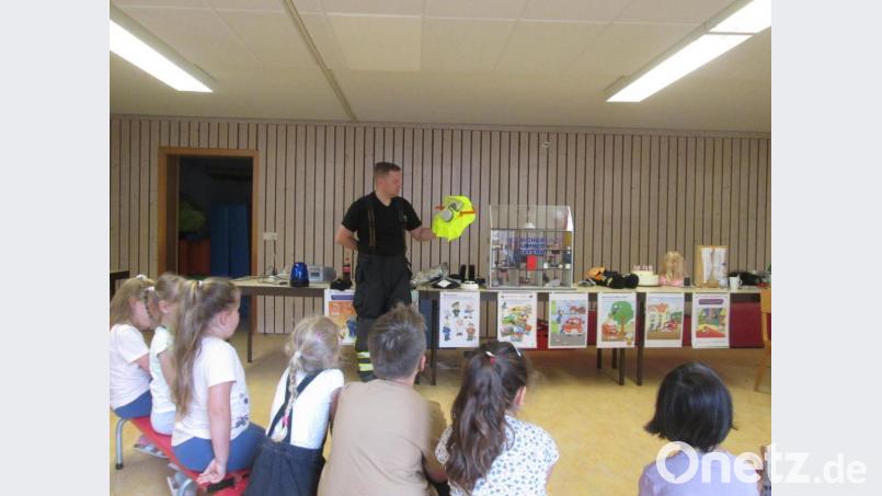 Daniel Kircher (stehend) und Ehrenkommandant Otto Weiß waren zur Brandschutzerziehung in den beiden Kinderhäusern der Stadt zu Gast. Bild: Bianca Schwägerl/exb