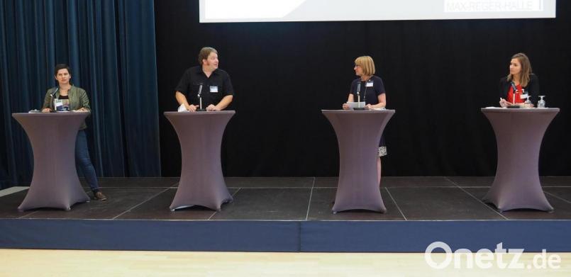 Moderiert von BR-Journalistin Prisca Straub (Dritte von links) berichteten
(von links) Tanja Fichtner, Florian Graf und Laura Weber über die Arbeit in den Fachforen. Bild: Bühner