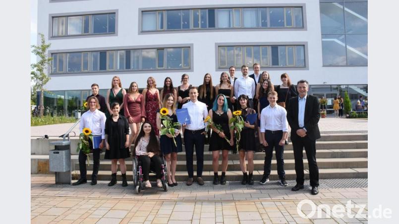 31 Abiturienten der FOS/BOS haben eine echte Eins. Jahrgangsbester der am Donnerstag verabschiedeten Gruppe ist Thomas Fremuth aus Pressath (vorne, Mitte). Bild: Claudia Köppel