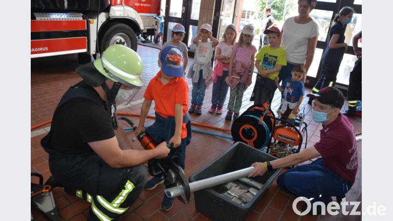 Besuch von über 50 Vorschulkindern der beiden örtlichen Kinderhäuser erhielt die Feuerwehr Mitterteich. Bei der Vorführung eines hydraulischen Rettungsgerätes durften die kleinen Besucher selbst mit Hand anlegen. Bild: jr