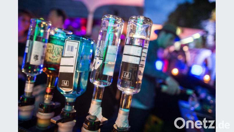 Hochprozentiges dürfen Menschen in Bayern künftig auch wieder in Bars und Kneipen konsumieren - das entschieden Richter und kippten damit eine Corona-Regelung. Symbolbild: Matthias Balk/dpa