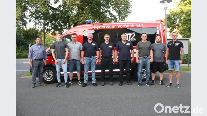 Gut gerüstet in die Zukunft geht die Feuerwehr Vorbach (von links): Bürgermeister Alexander Goller gratuliert Valentin Fussi (Gerätewart), Matthias Schickentanz (stellvertretender Gerätewart), Johannes Fussi (zweiter stellvertretender Kommandant), Tobias Lautner (Kommandant), Stefan Lautner (erster stellvertretender Kommandant), Markus Schickentanz (Atemschutz- Gerätewart), Fabian Reiß (stellvertretender Atemschutz- Gerätewart) und Andreas Braun (Jugendwart). Bild: edo