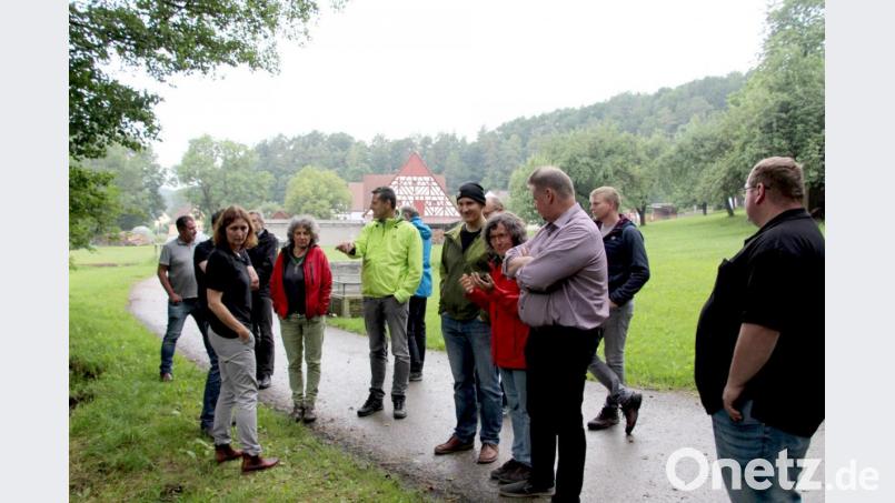 Am Beispiel eines Querbauwerks im Etzelbach bei Penzenhof erläuterte Marianne Badura (Zweite von links) den Eingriff in den natürlichen Bachlauf. Bild: ds