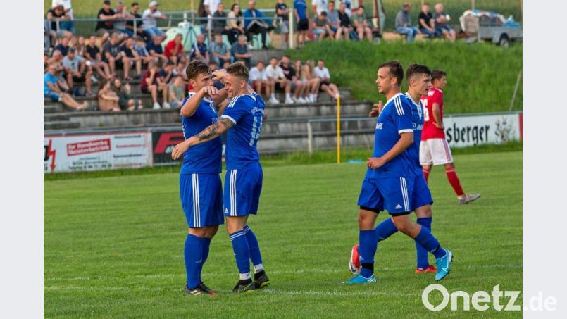 Die Schwarzhofener Spieler jubelten zunächst über das 2:0 von Martin Weiß (links) und später dann über den Einzug ins Finale des Totopokals. Bild: Günter Uschold
