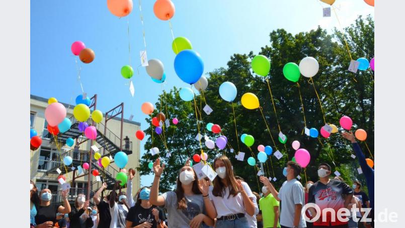 Und hoch damit. Luftballonaktion an der Wirtschaftsschule im Bannkreis der Coronapandemie. Bild: Kunz