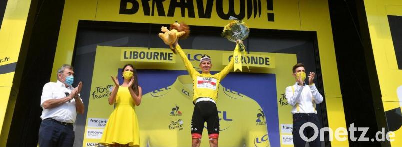 Matej Mohoric aus Slowenien vom Team Bahrain Victorious gewinnt die 19. Etappe der Tour de France. Bei der Siegerehrung in Libourne sind Oberbürgermeister Andreas Feller und Sonja Dietl, Libourneverein-Vorsitzende und Stadträtin ganz nah dran. Bild: David Stockman/dpa