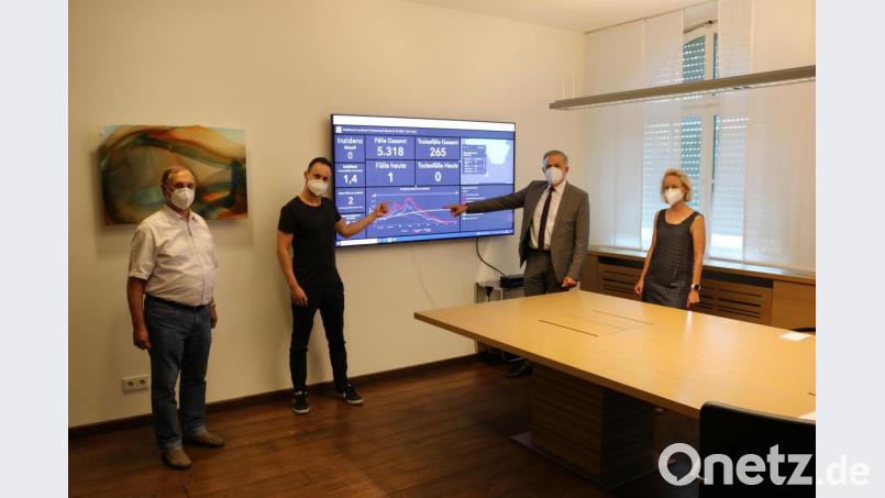 Daniel Dirscherl vom Gesundheitsamt (Zweiter von links) erläutert Landrat Roland Grillmeier (Zweiter von rechts) im Beisein von Dr. Susanne Seidl-Pillmeier und Dr. Stefan Geyer das Corona-Dashboard. Bild: Landratsamt Tirschenreuth/Wolfgang Fenzl/exb