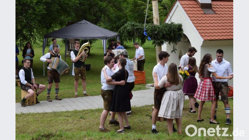 Auch das Baumaustanzen ist im Hohenburger Kirwaclip festgehalten. Oberkirwapaar sind heuer Laura Kraus und Daniel Graf. Begleitet hat das Baumaustanzen das Duo Voglwuid. Bild: bö