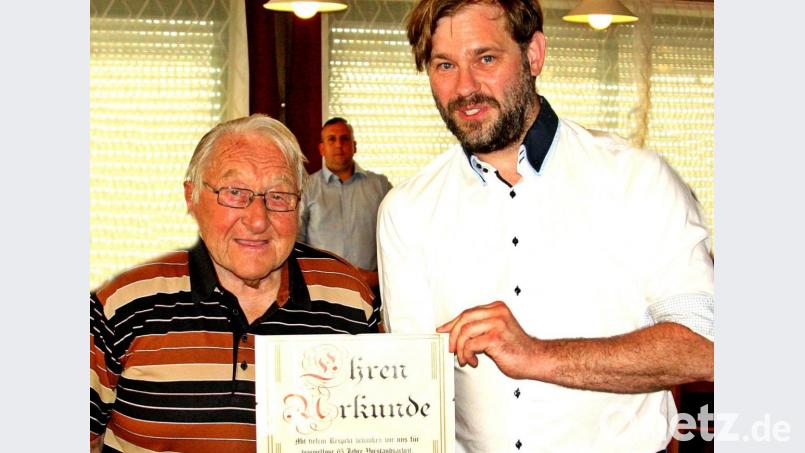 Neuer Ehrenvorsitzender des VfB Rothenstadt ist nun (links) Ludwig Kastl. Markus Bäumler ernannte ihn. Bild: R. Kreuzer