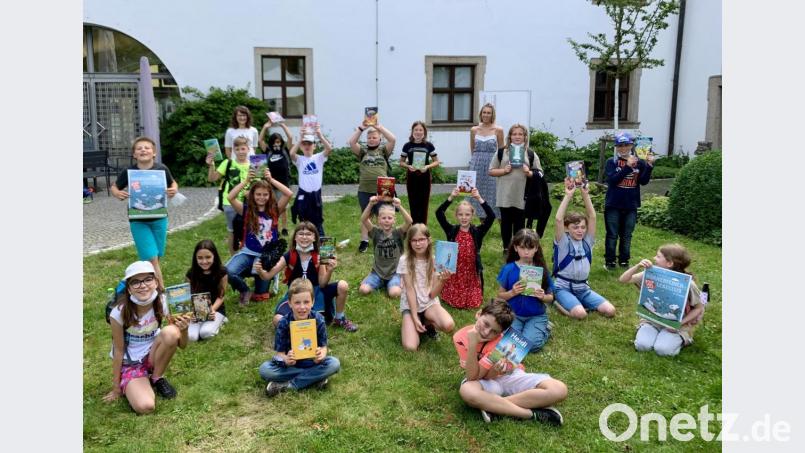 Der Sommerferien-Leseclub der &quot;Regi&quot; geht in die nächste Runde. Auch die Kinder der Rehbühlschule lesen mit. Bild: Regionalbibliothek Weiden/exb