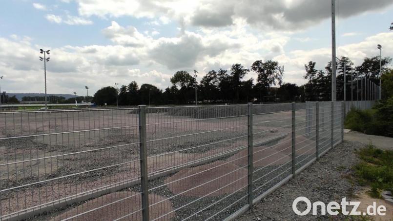 Die Arbeiten am neuen Sportzentrum zwischen „Teehaus“ und Spardabank-Stadion ruhen. Bild: rg