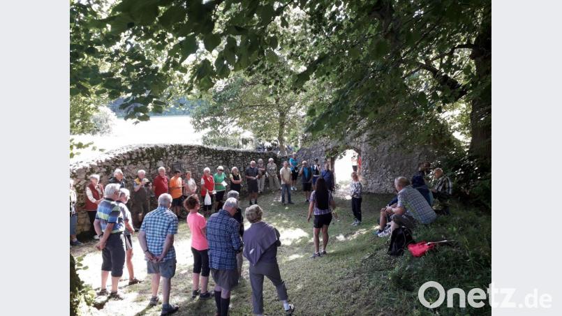 Ein sagenumwobener Ort ist die Kapellenruine Zum Heiligen Baum bei Arzlohe. Bild: Roland Klein/exb
