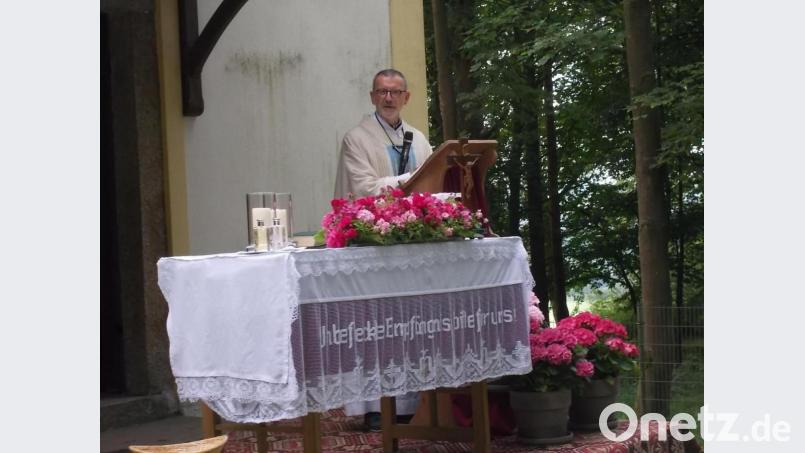 Stadtpfarrer Dr. Thomas Vogl am Altar vor der Gommelberg-Kapelle. Bild: KAB Waldsassen/exb