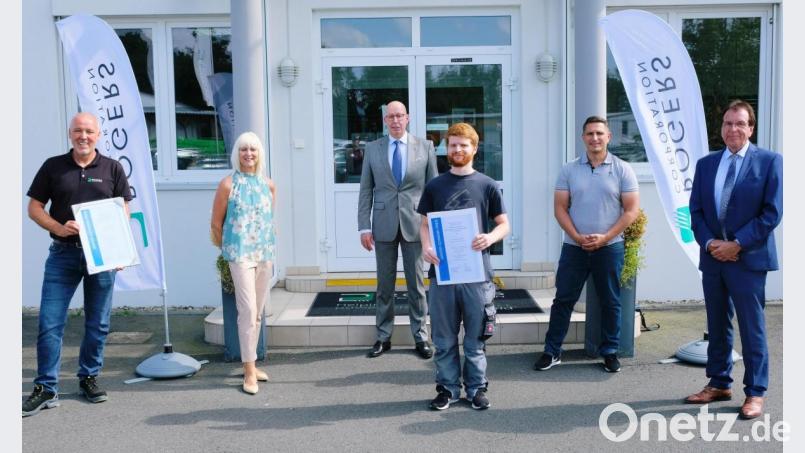 Deutschlands bester Azubi im Bereich der kunststoffverarbeitenden Industrie ist Frank Nickl (Vierter von links). Mit dem jungen Mitarbeiter von Rogers freuen sich Ausbildungsleiter Johannes Beierl und Prokuristin Anette Enders (von links) sowie Bürgermeister Marcus Gradl (Zweiter von rechts). Den Günter-Schwank-Preis überreichen die pro-K-Manager Ralf Olsen (Dritter von links) und Klaus Uwe Reiß (rechts). Bild: do