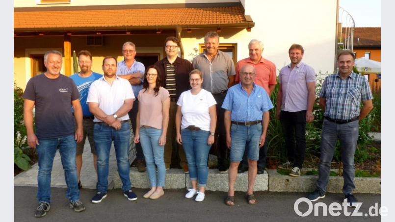 Das Foto zeigt die ausgeschiedenen Vorstandsmitglieder Michael Christoph und Johann Dietl (hinten, Zweiter und Dritter von rechts), die neue Vorstandschaft mit Wasserwart Albert Haimerl (hinten links), StellvertreterJohann Betz (vorne rechts), Bürgermeister Stefan Spindler (hinten, Zweiter von links) und Stadtrat Markus Riederer (vorne links) . Bild: Picasa
