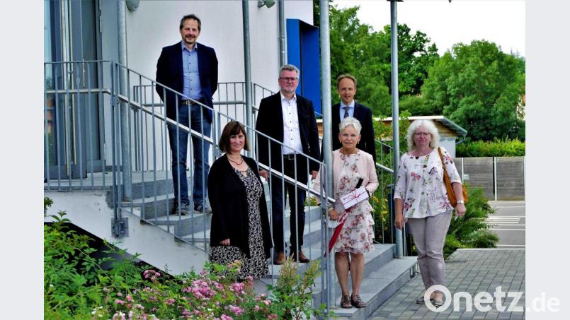 Zum Schuljahresende löst (vorne, von links) Konrektorin Claudia Hammer in der Pestalozzischule ihre Chefin Gunda Köstler ab, die in den Ruhestand geht. Hinten von links Elternbeiratsvorsitzender Marcel Papp, Bürgermeister Michael Göth, Schulamtsdirektor Stephan Tischer und Gabriele Wagemann von der Stadtverwaltung. Bild: wbe