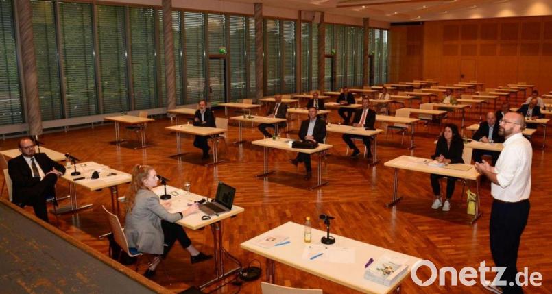 Jan Wünsche, Kocmoc (rechts, stehend) stellt gemeinsam mit Bürgermeister Reinhard Sollfrank und Museumsleiterin Regina Kiermaier (vordere Reihe von links) die Vorstellungen seines Büros und des Marktes Parkstein zur Umgestaltung des Vulkanerlebnis´ Parkstein vor. Bild: bey