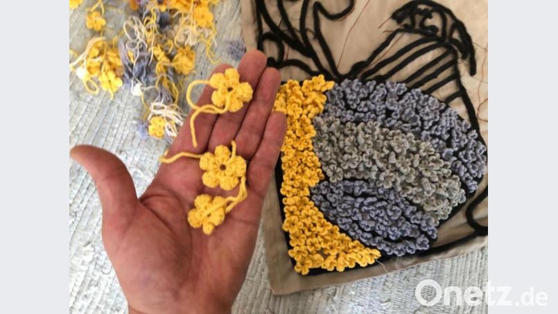 Auch die Yarngang ist dabei: Zehn Frauen haben Blüten gehäkelt und gestrickt und gestalten auf diese Weise einen außergewöhnlichen Blumenteppich, der dann bei der Asphaltkapelle in Etsdorf zu sehen sein wird. Bild: gri
