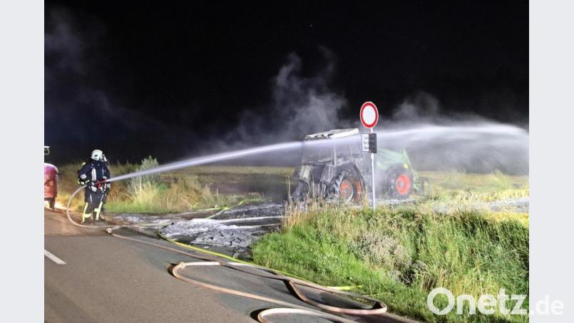 Nach kurzer Zeit konnte der Traktor durch die Einsatzkräfte abgelöscht werden Bild: jma