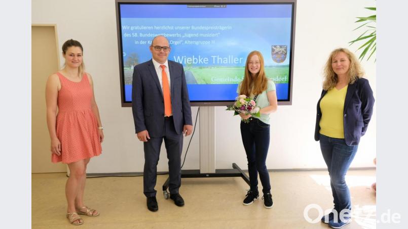Mit Bundessiegerin Wiebke Thaller (mit Blumen) freuen sich auch Bürgermeister Johannes Schmid und die Jugendbeauftragten Cornelia Kausler (rechts) und Sabrina Drummer (links) über den ersten. Platz eines Schlammersdorfer Musiktalents im Bundeswettbewerb &quot;Jugend musiziert&quot;. Bild: do