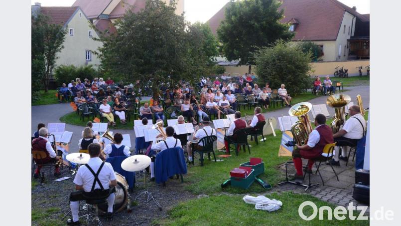 Die Neuhauser Boum und die Stadtkapelle Windischeschenbach traten bei der Serenade im Windischechenbacher Pfarrgarten gemeinsam auf. Bild: bey