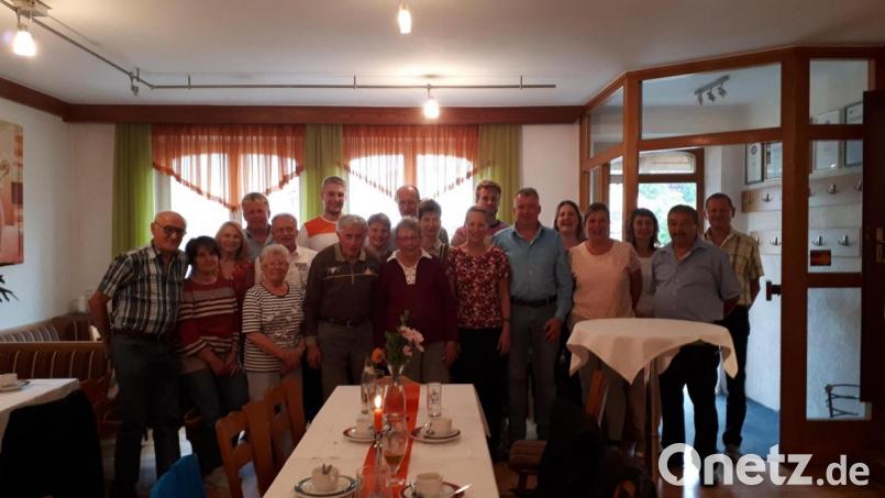 Willi Rauch (Achter von links) konnte im Kreise seiner Familie seinen 85. Geburtstag feiern. Bild: jsa