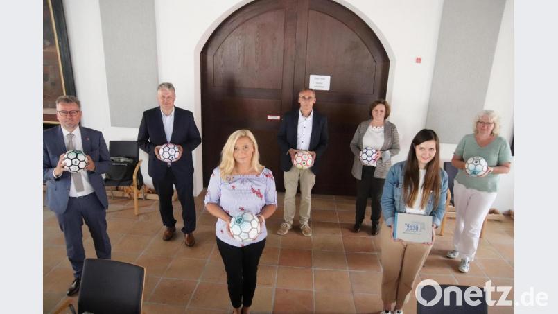 Bei der Übergabe der Bälle (von links): Bürgermeister Michael Göth, Landrat Richard Reisinger, Regionalmanagerin Nicole Graf, Schulleiter der Krötensee-Mittelschule Peter Danninger, die Rektorin der Jahnschule, Andrea Dechant, Regionalmanagerin Katharina Schenk und Verwaltungsfachwirtin Gabriele Wagemann. Bild: mfh