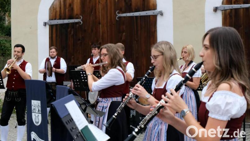 Die passende Kirwamusik wird im Video von der Trachtenkapelle unter der Leitung von Anja Paulus gespielt. Bild: bö
