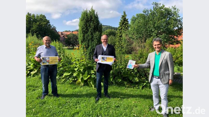 Georg Wagner, Bürgermeister Roman Schäffler und Leonhard Zintl (von links) hoffen auf viele Besucher beim Theater auf der Burg Waldeck. Bild: jzk