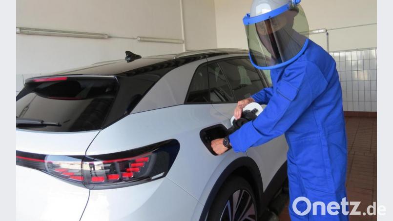 Martin Härtl ist einer der sogenannten “Hochvolt-Techniker”, die erst nach umfassender Ausbildung Hand an Elektroautos legen dürfen. Schutzanzug und abgesicherter Arbeitsplatz sind ein Muss. Bild: bz