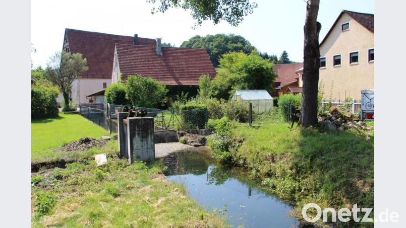 Das Gewässerentwicklungskonzept beleuchtet auch die Ableitung von Bachwasser zum Mühl- und Kraftwerksbetrieb, wie es hier am Etzelbach geschieht. Die ehemalige Getreidemühle der Familie Vogel in Lehendorf ist inzwischen zur Stromerzeugung umgerüstet.. Bild: ds