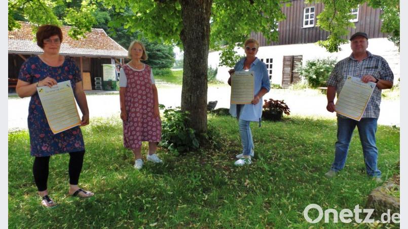 Attraktive und abwechslungsreiche Veranstaltungen bietet die FGV-Ortsgruppe in Verbindung mit dem Ferienprogramm der Gemeinde Speichersdorf und wurde schon jetzt vom Betreuerstab vorgestellt. Unser Bild zeigt (von links), Martina Dötsch, Fiona Ahlborn, Lydia Giestl und Dirk Vogel. Es fehlen Isabell Niclas und Nicole Aumann. Bild: br