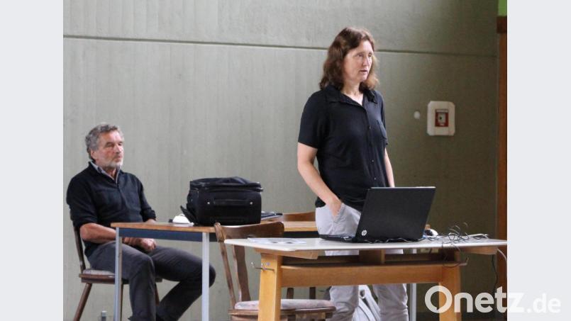 Landschaftsarchitekt Manfred Neidl (links) und seine Mitarbeiterin Marianne Badura stellten in Etzelwang ihren Entwurf eines Gewässerentwicklungskonzeptes vor. Bild: ds
