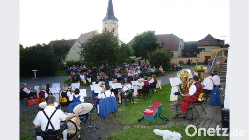 Die Neuhauser Boum und die Stadtkapelle Windischeschenbach traten bei der Serenade im Windischechenbacher Pfarrgarten gemeinsam auf. Bild: bey