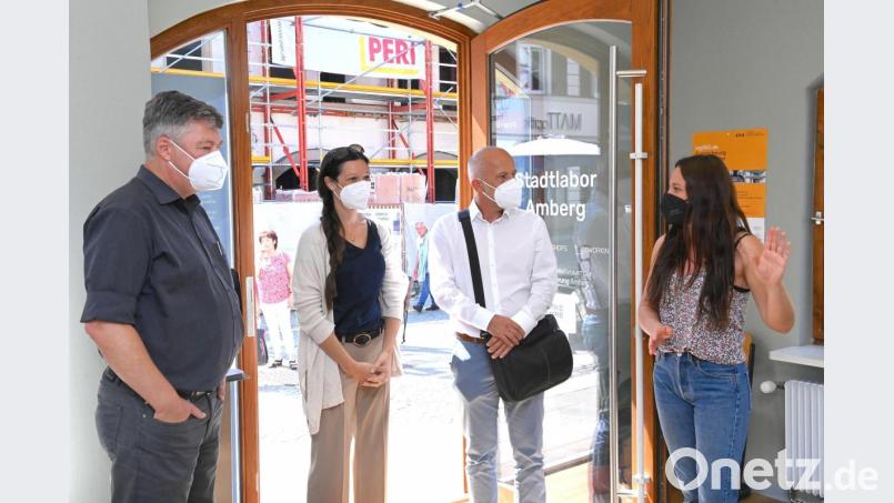 Karlheinz Brandelik (links) und Verena Fitzgerald (rechts) von der Wirtschaftsförderung zeigen den Ten-Brinke-Vertretern Sandra Kainz und Roland Seissler das neue Stadtlabor. Bild: Hans-Christian Wagner