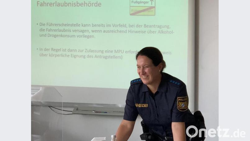 Polizeihauptmeisterin Ramona Weiß klärte die Schüler der 10. Jahrgangsstufe über die Auswirkungen von Alkohol und Drogen im Straßenverkehr auf. Bild: StD Hans-Jürgen Schmelzer/exb