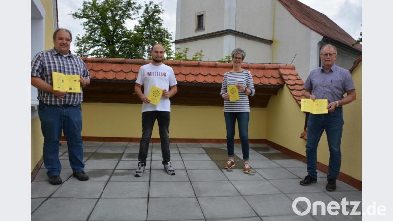 Stefan Siller, Jugendbeauftragter Manuel Ernst, Ute Pflaum und Bürgermeister Max Bindl (von links) stellten das Ferienprogramm der Marktgemeinde Konnersreuth vor. Bild: jr