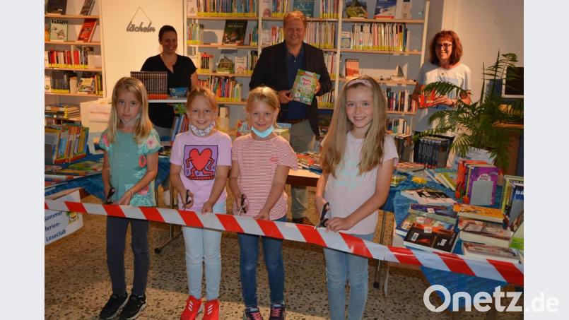 Eröffnet wurde jetzt der Sommerferien-Leseclub der Stadtbücherei Mitterteich. Vier Kinder durchschnitten das Eröffnungsband. Mit dabei im Hintergrund, (von links) Pia Heinrich. Bürgermeister Stefan Grillmeier und Stadtbücherei-Leiterin Viola Rieß. Noch bis zum 7. September läuft diese Aktion. Bild: jr