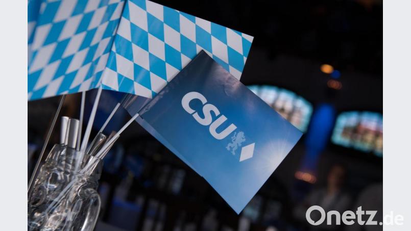 Eine Fahne mit der Aufschrift &quot;CSU&quot; steht vor Beginn einer CSU-Veranstaltung auf einem Tisch. Symbolbild: Sven Hoppe